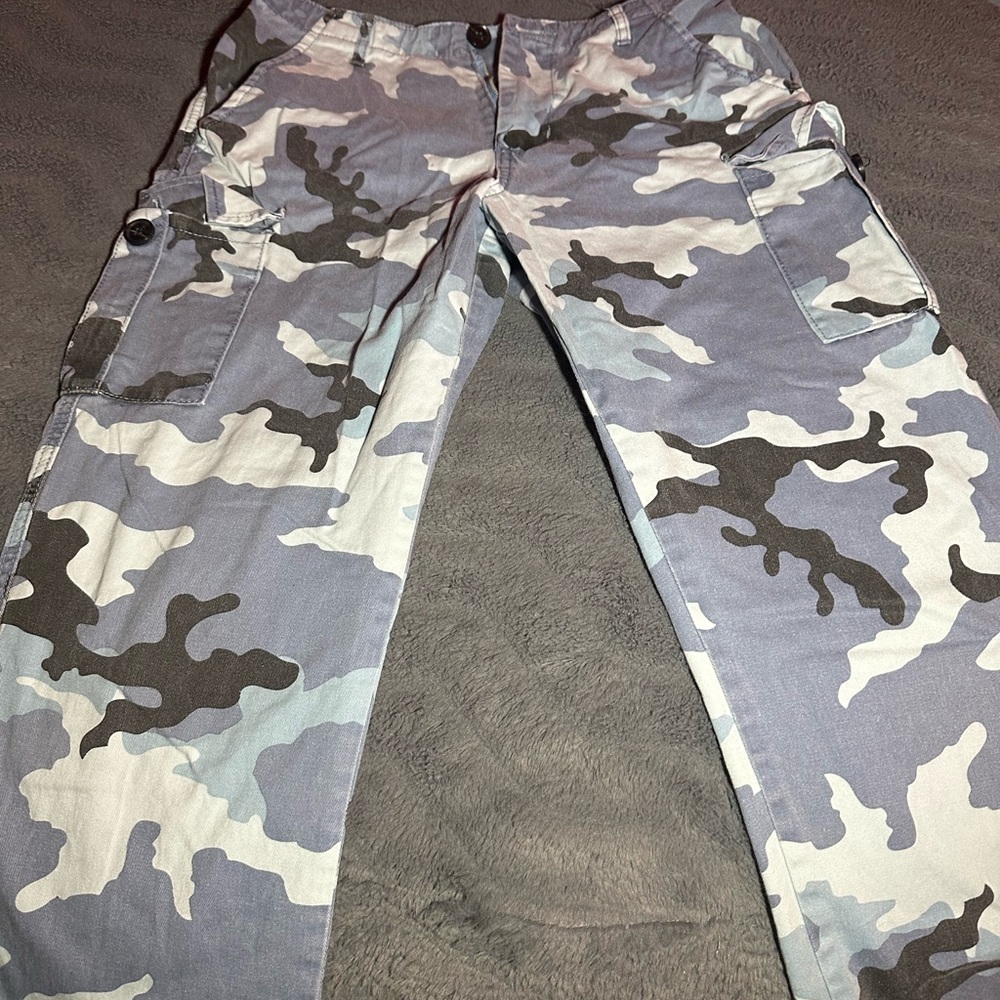 Blue low rise camo cuffed cargo pants